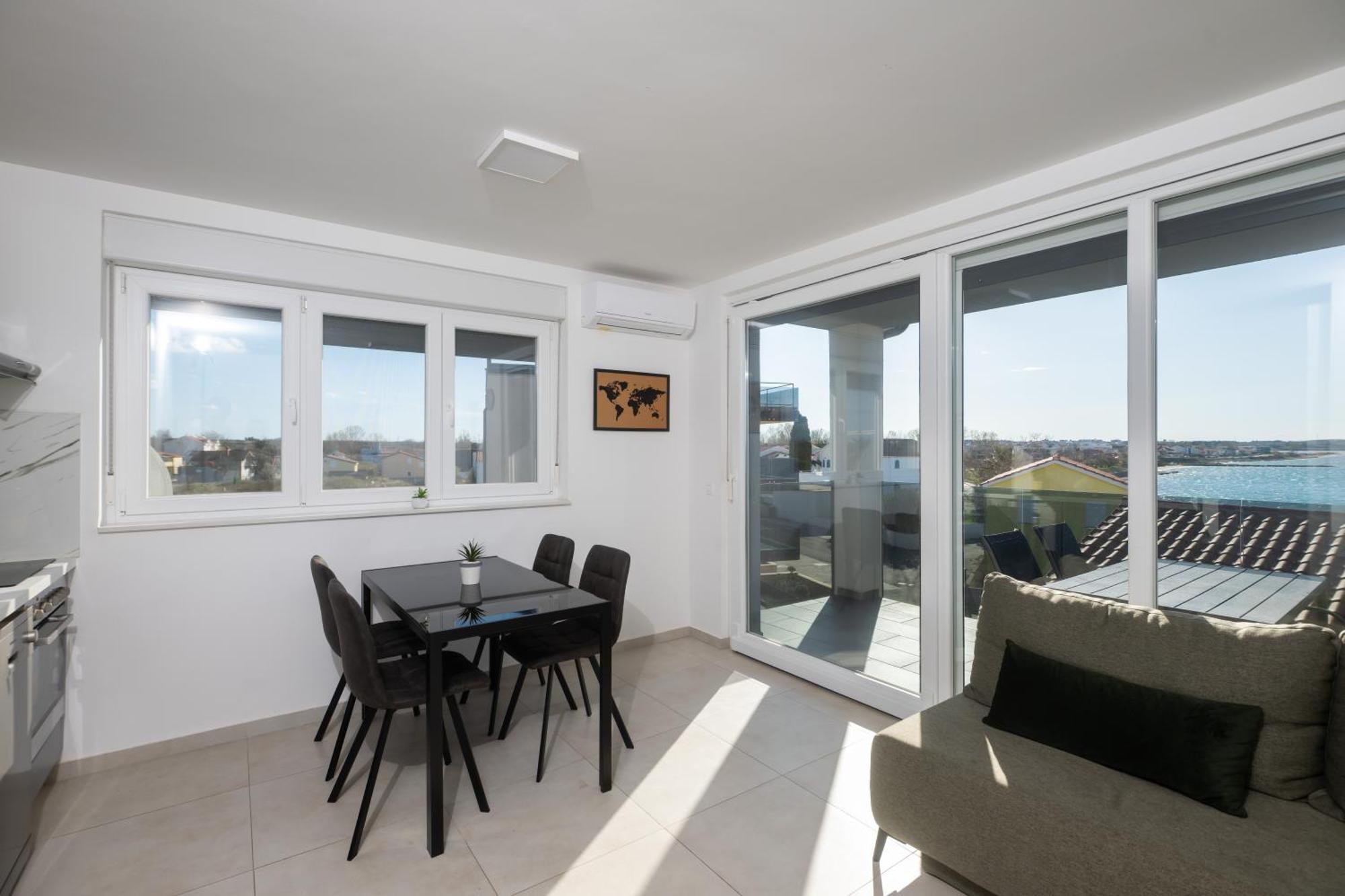 Sunshine Bay Apartment Nin Exterior photo